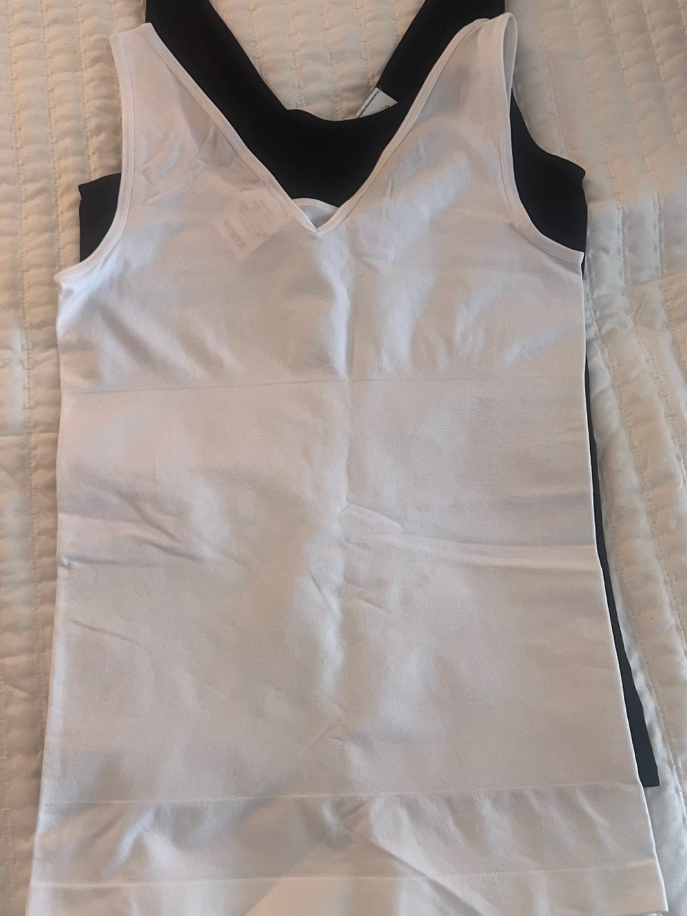 YUMMY set of 2 Seamless Shaping V-Neck Tank - White & Black